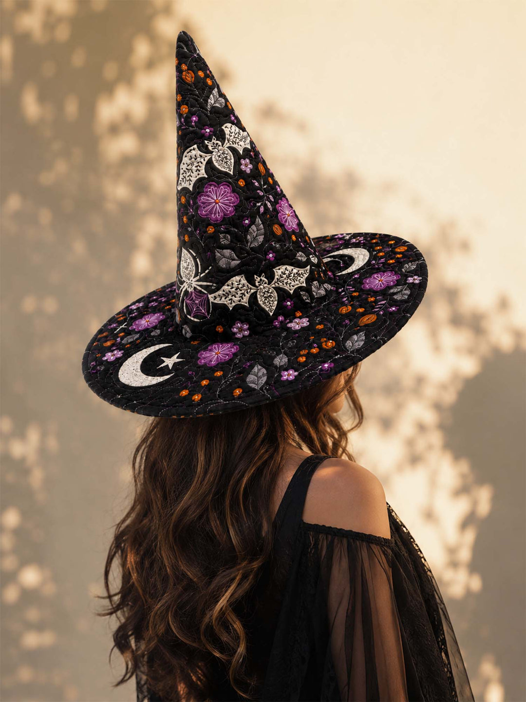 Handgefertigter gesteppter Hexenhut – Fledermäuse, Blumen und Halloween-Mond