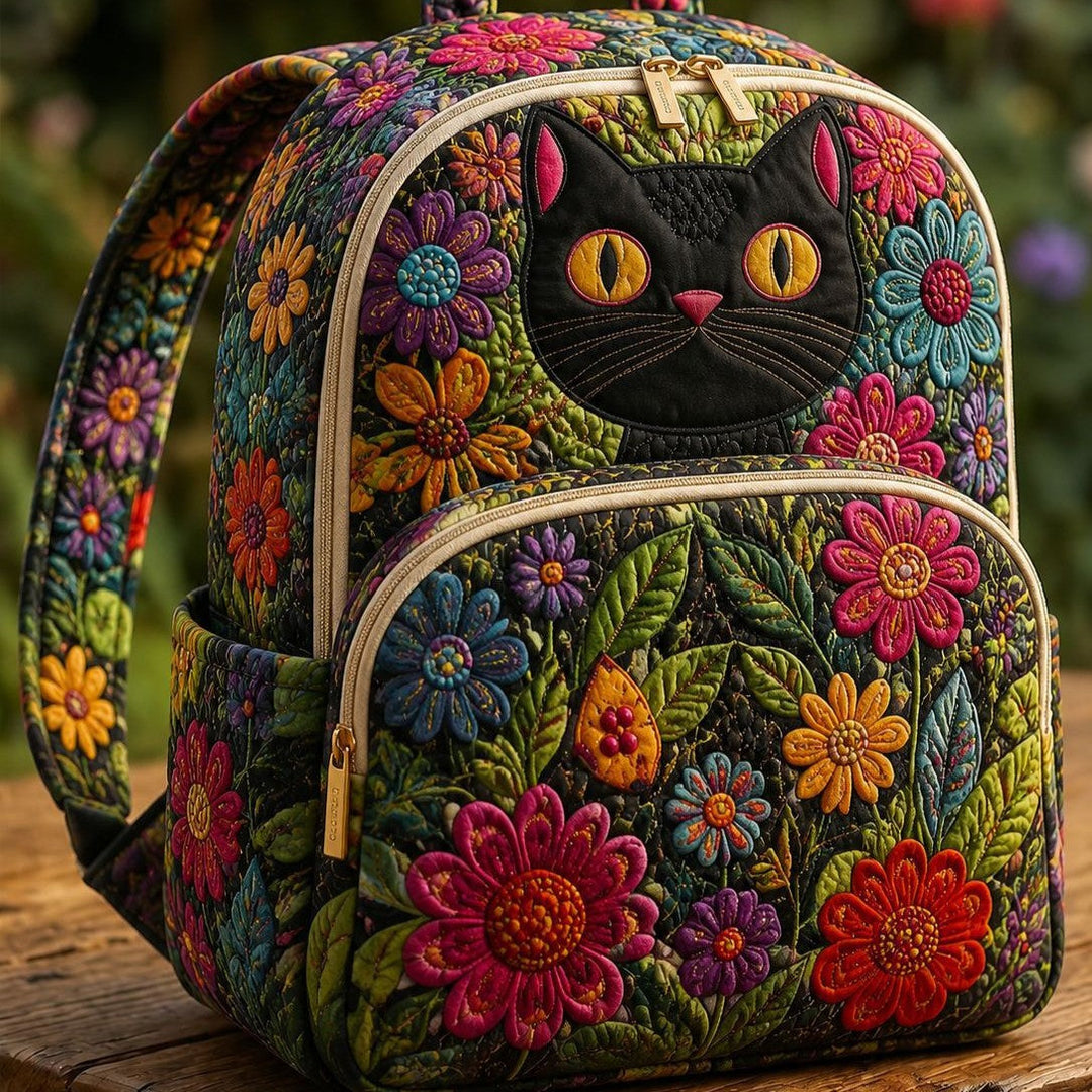 Gesteppter Rucksack – Schwarze Katze und Wildblumen von Brigitte Wien