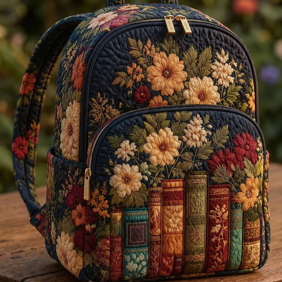 Gesteppter Rucksack – Antike Bücher und dunkle Blüten von Brigitte Wien