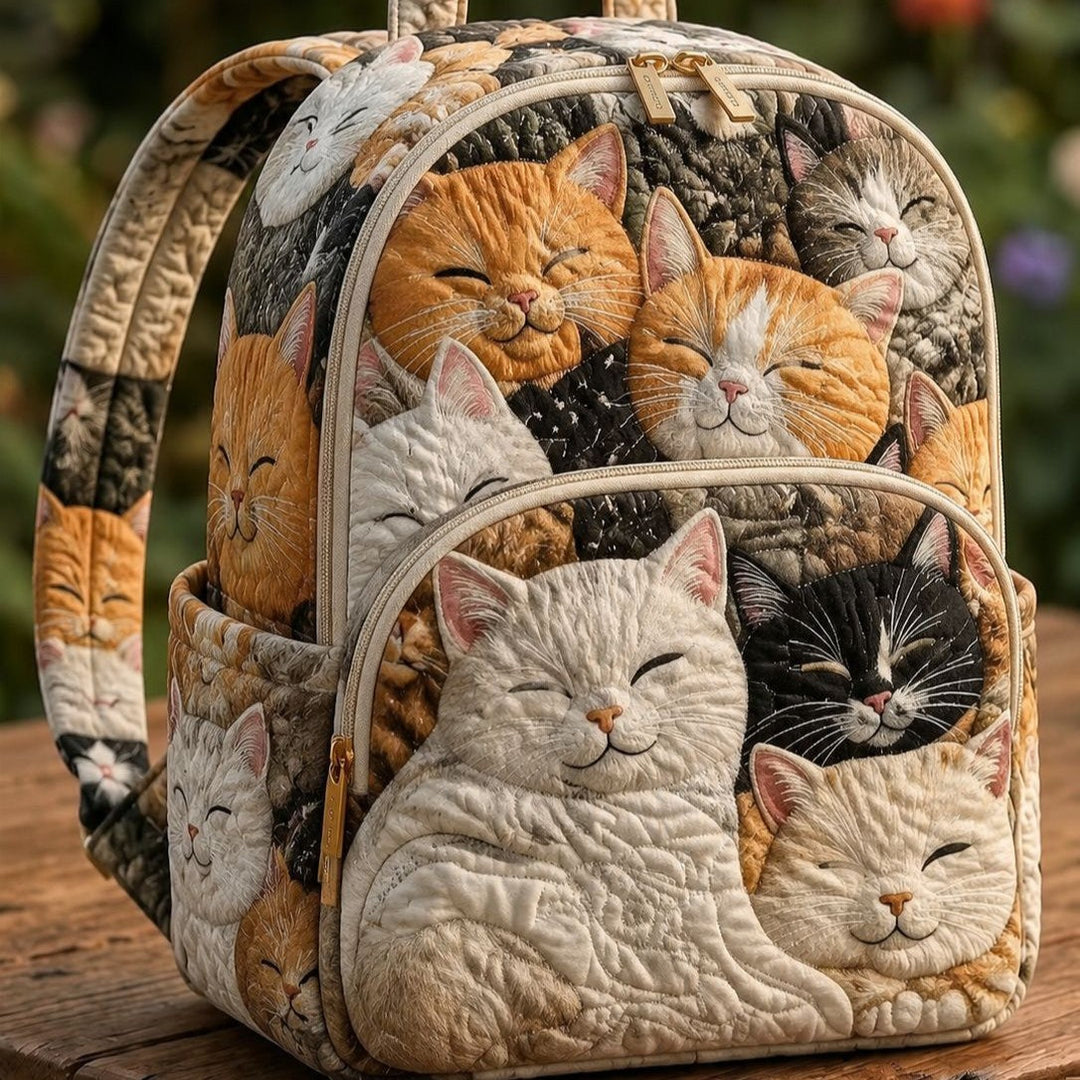 Gesteppter Rucksack – Schlafende Katzenfamilie von Brigitte Wien