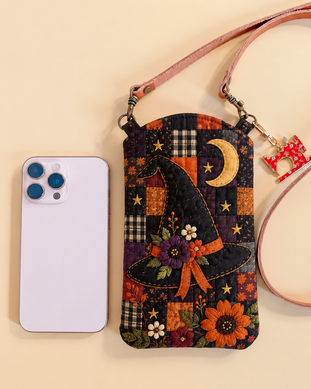 Schmale gesteppte Handy-Umhängetasche – Hexenhut im Mondschein-Patchwork