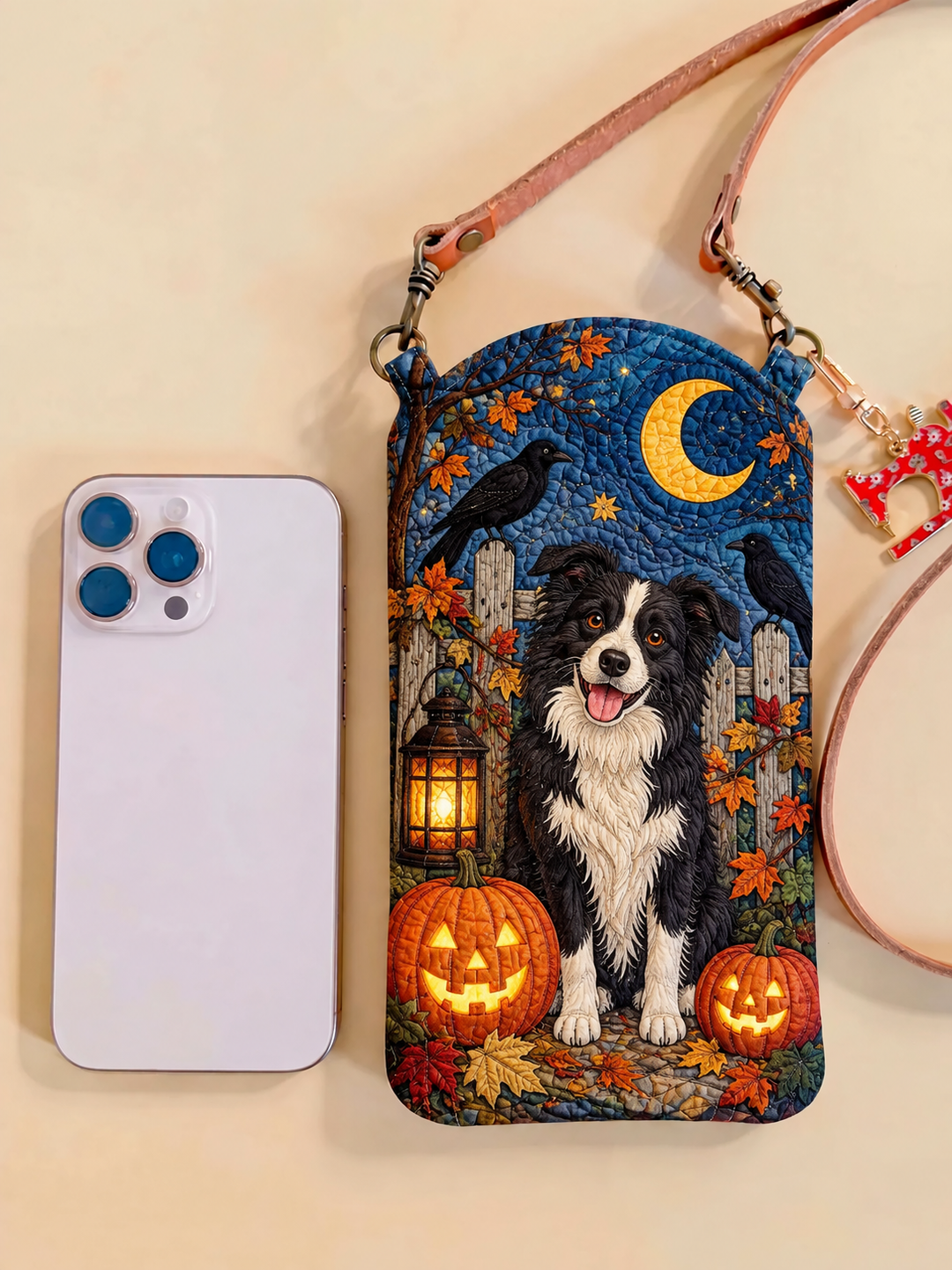 Schmale gesteppte Handy-Umhängetasche – Border Collie im Halloween-Mondschein